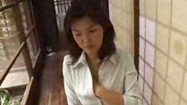 ஸ்கோர்லேண்டிலிருந்து அழகான எமிலி கார்ட்ரைட்டுடன் மொட்டையடிக்கப்பட்ட படம்