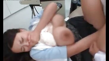 பேக்ரூம் காஸ்டிங் கவுச்சில் இருந்து உணர்ச்சிவசப்பட்ட பிரிட்டின் டாகிஸ்டைல் ​​காட்சி