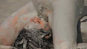 டீப்பரில் இருந்து உணர்ச்சிமிக்க ஈவ்லின் கிளாரி மற்றும் ஜோனா ஏஞ்சல் ஆகியோருடன் லேடெக்ஸ் பேங்