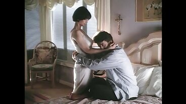 Babes.Com இன் கவர்ச்சியான கார்லி ரேயுடன் தோள்களில் கால்கள்