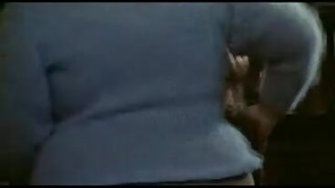 டக் பாஸில் இருந்து அழகான கிறிஸ்டினா ஸ்கையுடன் மசாஜ் டேபிள் வீடியோ